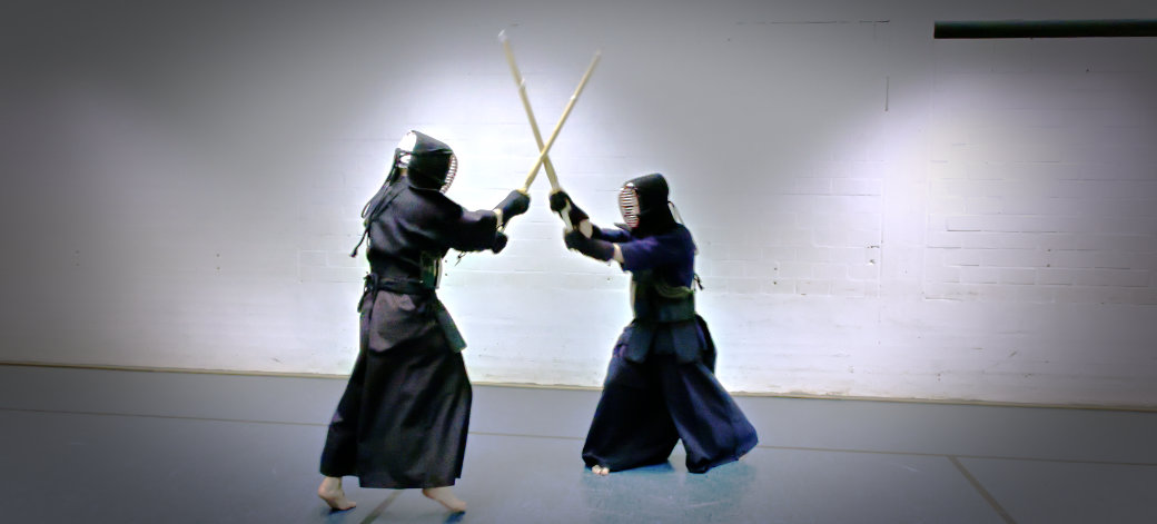 Zwei Kendoka im Kampf mit gekreuzten Shinai